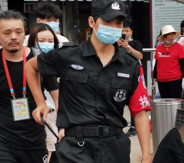 造型|杨洋保安造型 长的帅了果然穿什么都好看