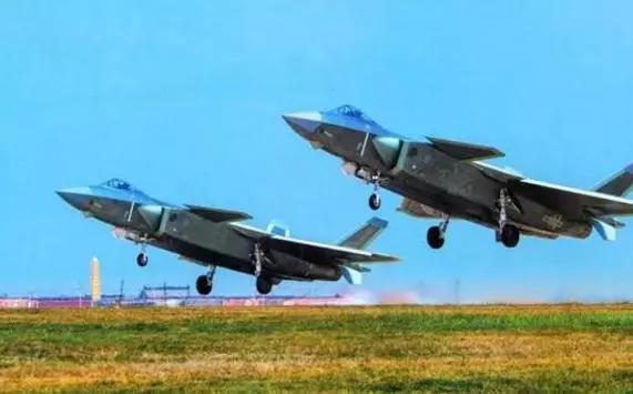 中国列装了多少架歼20战机？英国：一夜之间冒出