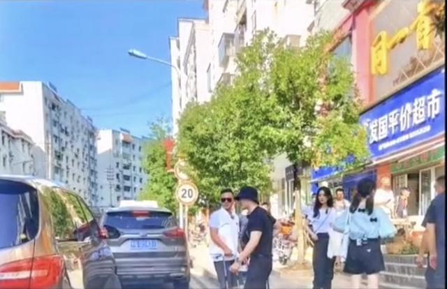 赵丽颖与黄晓明现身超市，两人购置厨房用品，全程热聊不停