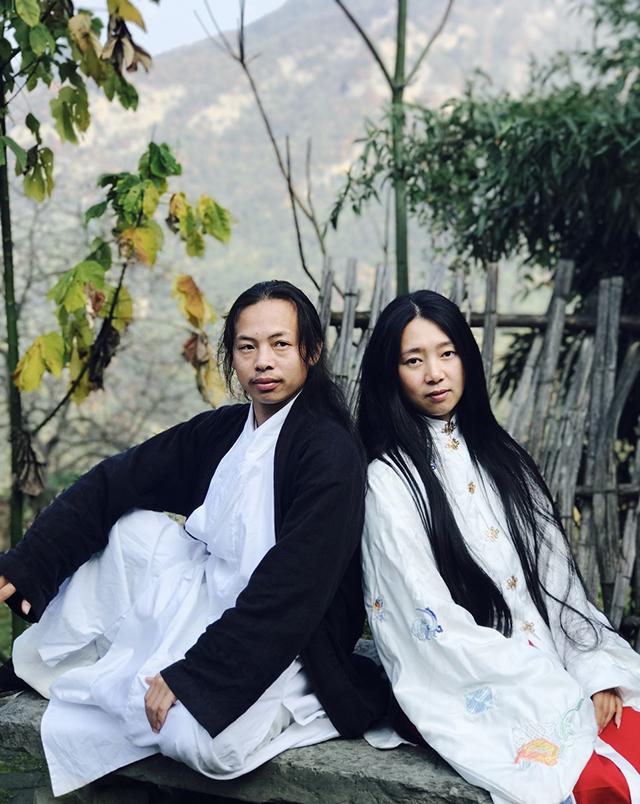 男子隐居海拔千米深山8年，与女弟子结婚生娃，