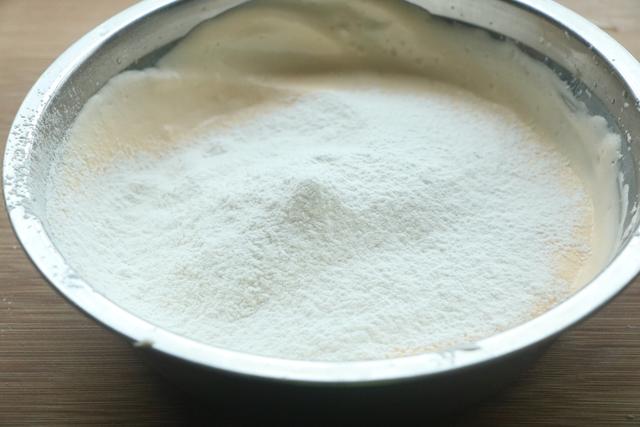 比戚风蛋糕简单，失败率低，更适合新手操作，松软好吃，不回缩