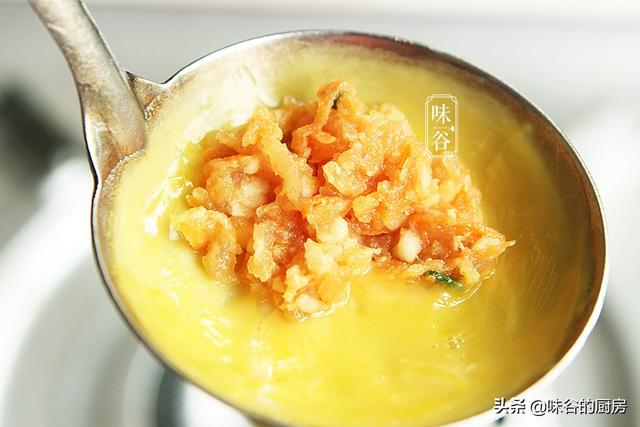 黄金蛋饺在家做，多加一样东西，煎出来的饺子不破皮，又香又嫩