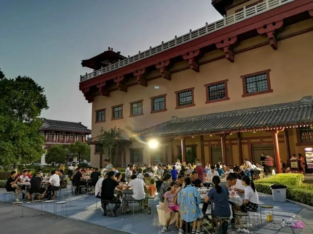 地摊经济时代，露天电影院能救市吗？