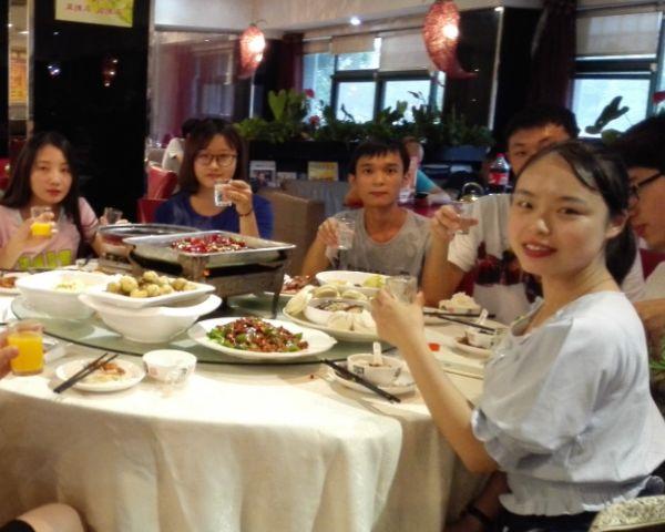 同学聚会，6男3女，班主任来喝了三杯酒就走，班主任：当不认识