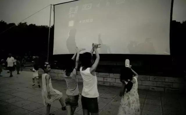 地摊经济时代，露天电影院能救市吗？