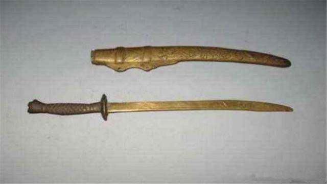 老人500万出售卖祖传宝刀，专家失望指责，老人