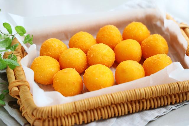 夏天就饞土豆這個吃法，又香又脆，咬一口還拉絲，成本只要幾元錢