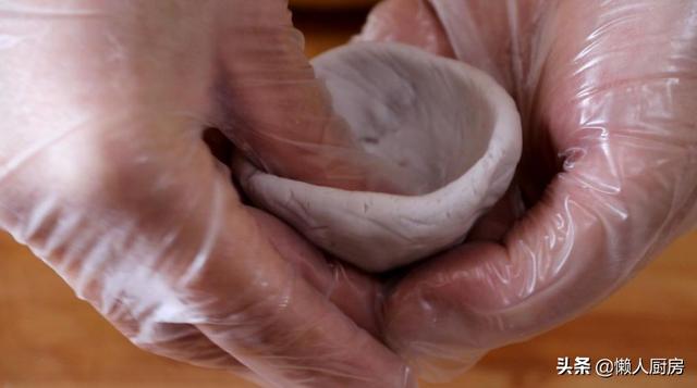 不需要油炸，教你芋头的新做法，配上猪肉馅，吃起来那叫一个香