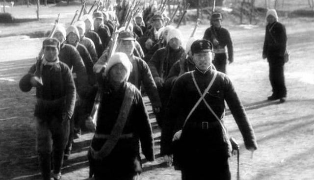 当汉奸什么下场？营长被我军击毙，尸体被特务当成八路军邀功请赏