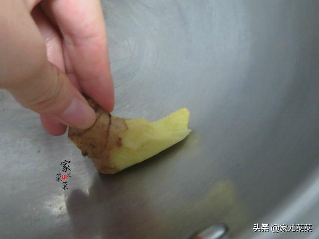 不管煎什么鱼，直接下油锅是不对的！煎鱼不破皮不粘锅，有诀窍