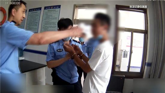 小伙怀疑自己是逃犯去派出所“验明正身”，民警：还真是，就别走了