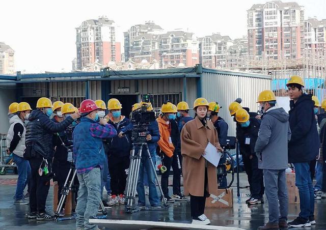 刘诗诗新路透曝光！穿大衣戴安全帽变包工头，
