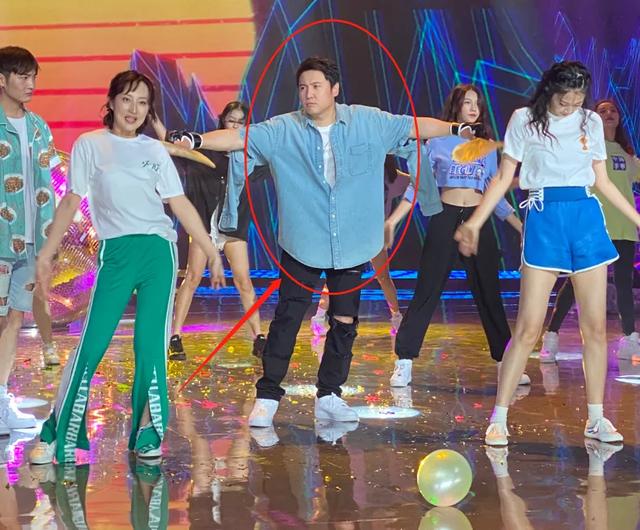 杨幂录制快本，路人拍照却忘了开美颜，这生图