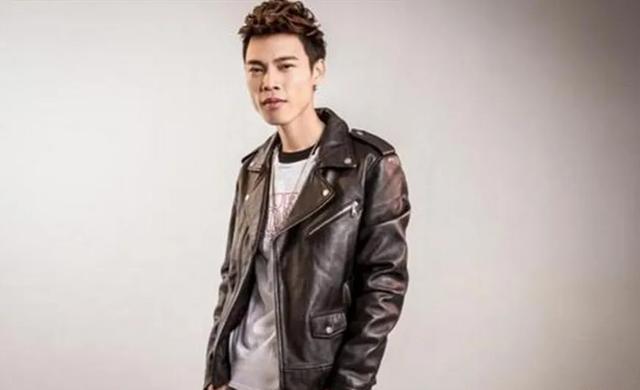 他一首歌赚了一个亿！如今第二首又红遍全国，感动了所有人