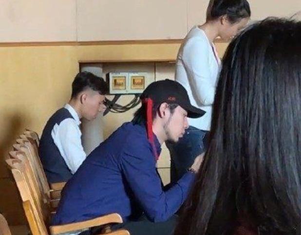 第二个仝卓？高天鹤被爆已"主动"解约，《天天向上》合照被删除