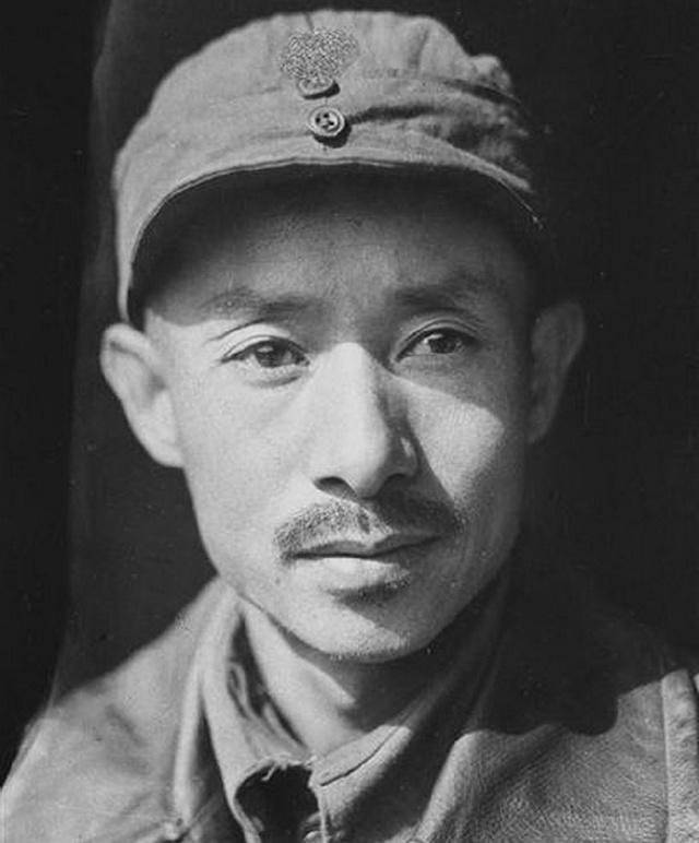 他比毛主席更早当军委主席，资历足以封元帅，