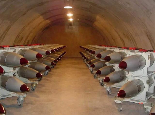 甘当反俄马前卒，波兰主动请缨部署美核武，俄