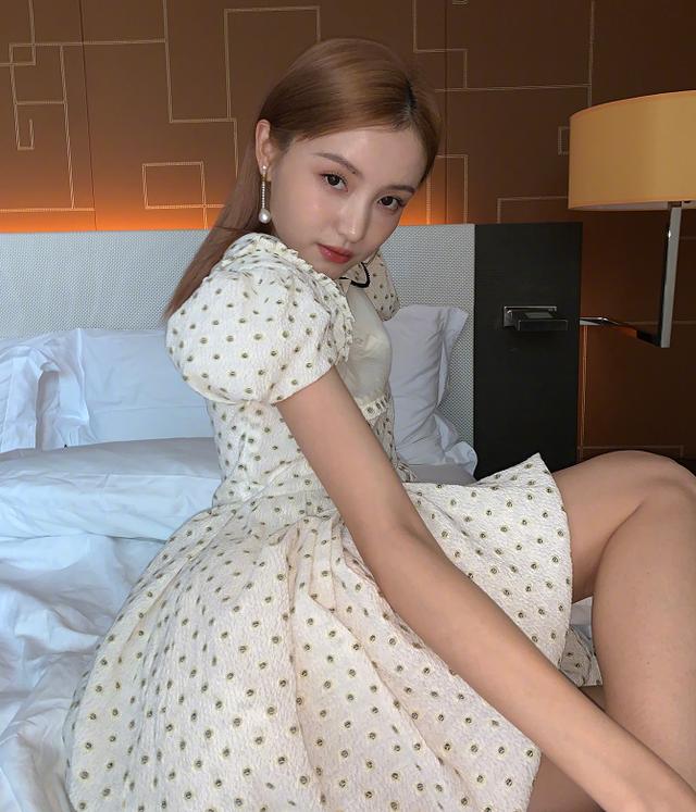 林小宅清纯人设崩掉，分手后谈新恋情无可厚非，私照却被渣男晒出