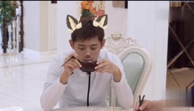 动作|张继科和镜子里的动作不一样 网友直呼：出现灵异事件么