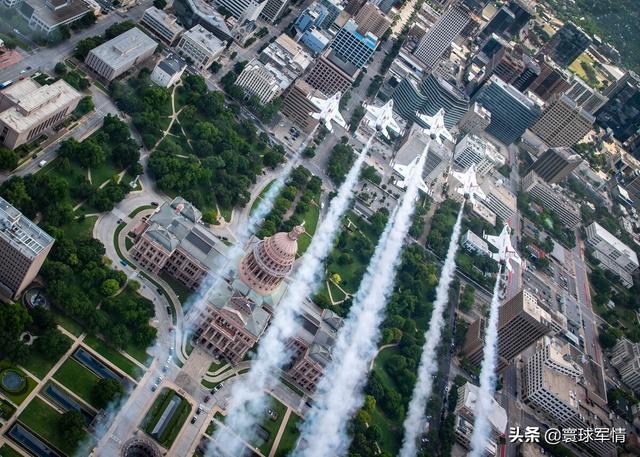 美国空军战疫致敬飞行忙，洛杉矶上演危险一幕