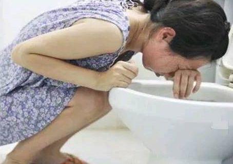 儿媳有喜，俺每天炖鸡汤，儿子嘴馋喝一小口后