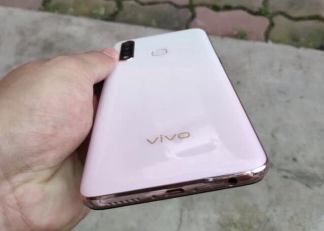 千元机别乱买，10nm芯片+5000mAh+128GB存储，vivo也不错