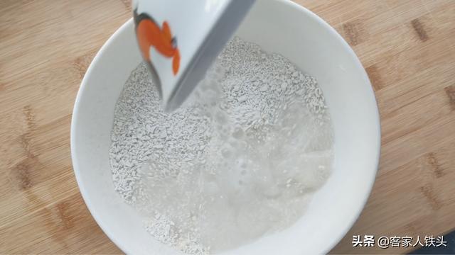 夏季超火的马蹄糕，教你家常做法，配方详细，口感冰爽Q弹又好吃