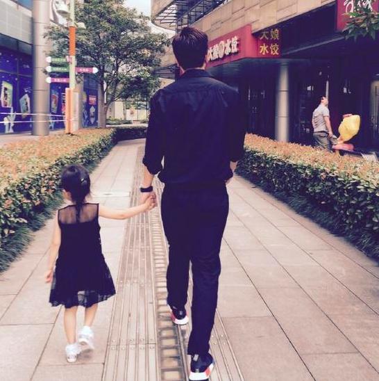 甜馨穿黑裙子神气十足，贾乃亮昔日带女儿去游乐场，还全程陪玩