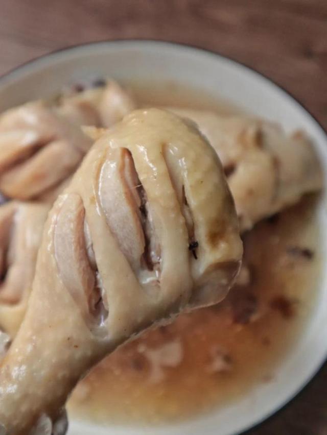 高端的食材要用最簡單的做法，只需兩步即可做出椒鹽蒸雞腿