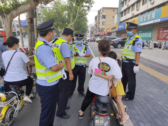 邯郸交巡警复兴二大队帮助迷路幼女寻找家人