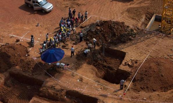 古墓挖出一把纯金宝剑，重6公斤，专家却只看上