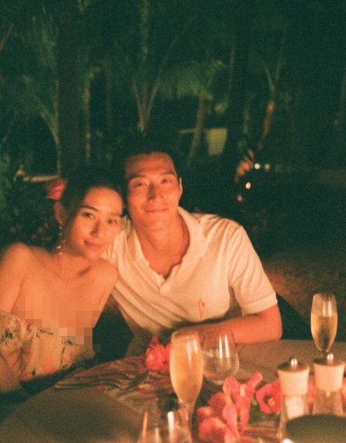 窦骁|藏不住！何超莲窦骁疑已同居 何超莲深夜秀恩爱晒男方撸铁健身视频