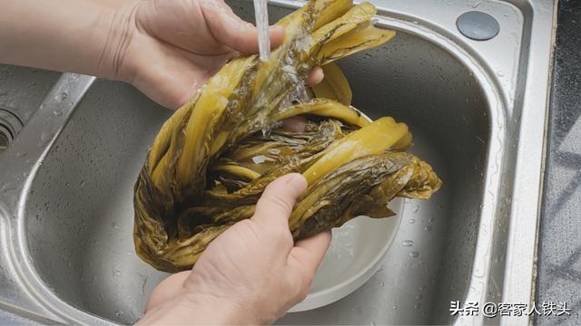 8月酸菜火了，和牛腩这样配一锅，广东人超爱吃，夏季开胃又下饭