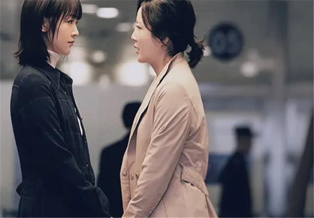 三叉戟抓到汤阿祥之后，一起坐在树下晃脚，这