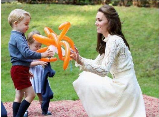 乔治王储长大了一岁，褪去婴儿肥变英俊小少年，眉眼间像凯特王妃