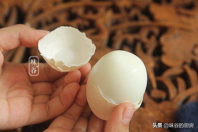 煮鸡蛋，只用清水就错了，多加2种料，鸡蛋又香又嫩，蛋壳更好剥