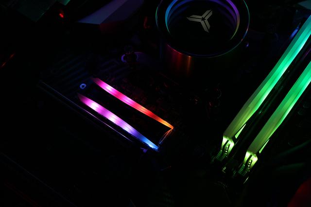 M.2固态玩RGB，支持神光同步，传输速度超3000MB/s，玩游戏更畅快