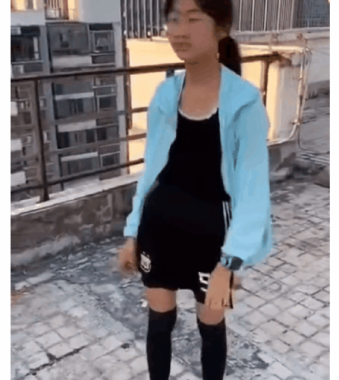 網(wǎng)絡(luò)瘋傳的藍衣女孩天臺事件，不一定是現(xiàn)實版朱朝陽