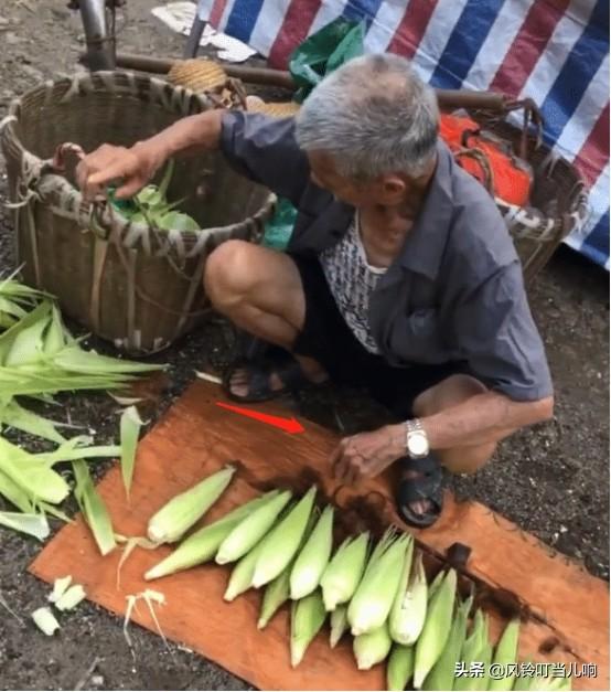 广东大爷一个人摆路边摊，手表太抢眼，网友：