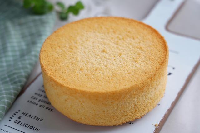 比戚风蛋糕简单，失败率低，更适合新手操作，松软好吃，不回缩