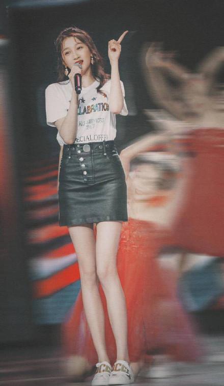 关晓彤现身薇娅直播间，放飞自我变吃货主播，终于没人管我了