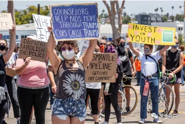 圣地亚哥学生游行要求撤销校警，洛杉矶等地都已行动，以后谁来保护孩子？