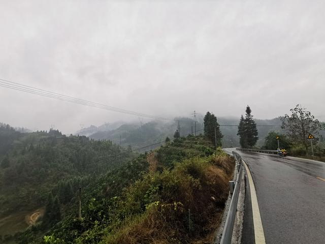 摩旅湘西，单人单车翻越湖南第一大山，雨雾中的雪峰山奇秀险峻