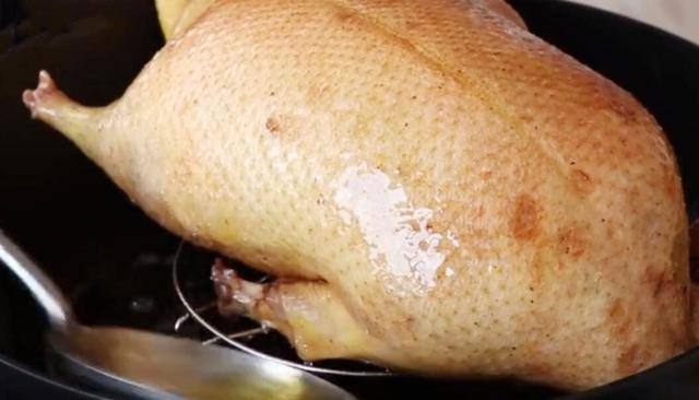 家庭版脆皮烤鸭，教你在家做，有一口锅就可以，皮脆肉嫩，真香