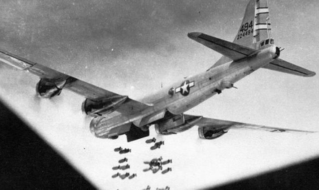 1945年，美军对日本大轰炸，10万人死亡，100万人无家可归