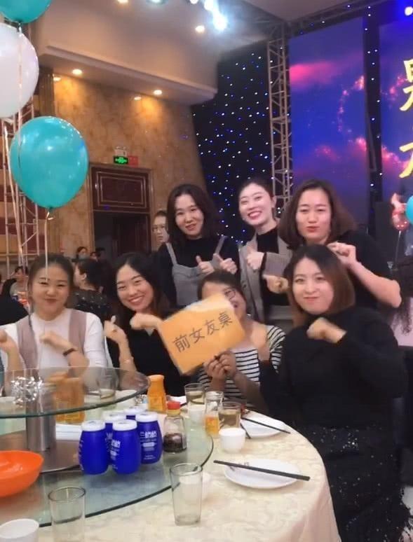 新郎结婚设置“前女友桌”，看到前任颜值，网