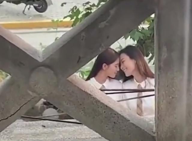 神仙CP！刘诗诗倪妮新戏路透曝光，两大女神互蹭额头甜腻了