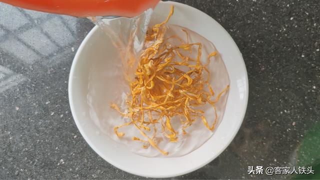 吃鸡有新鲜吃法，加1块香芋，出锅香味飘一整屋，孩子吃完还想吃
