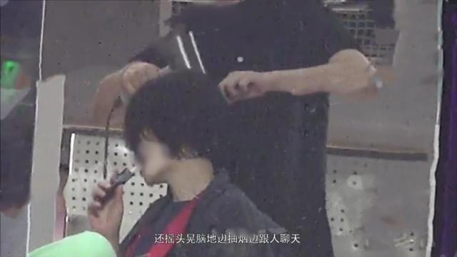 王菲携李嫣做头发，抽电子烟品红酒好惬意，与店员玩闹无架子