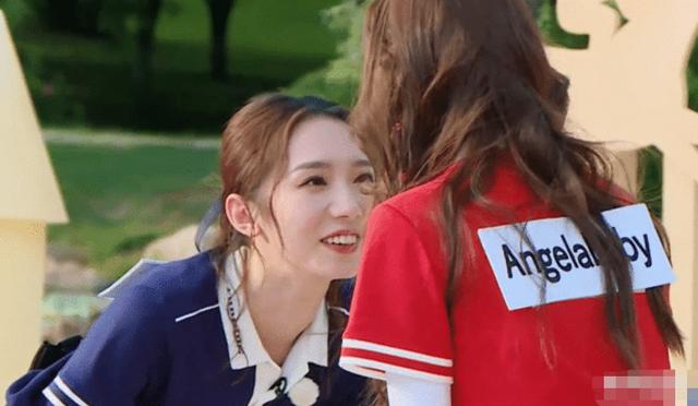 孟美岐故意戳baby下巴，当镜头放大那刻，整没整